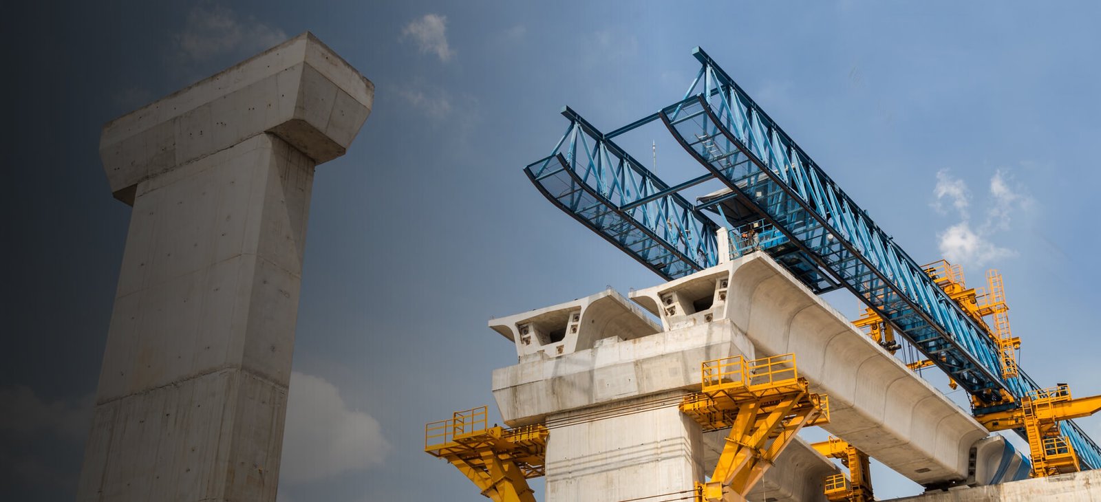 Viaducto en construcción con viga lanzadora — obra de infraestructura en México