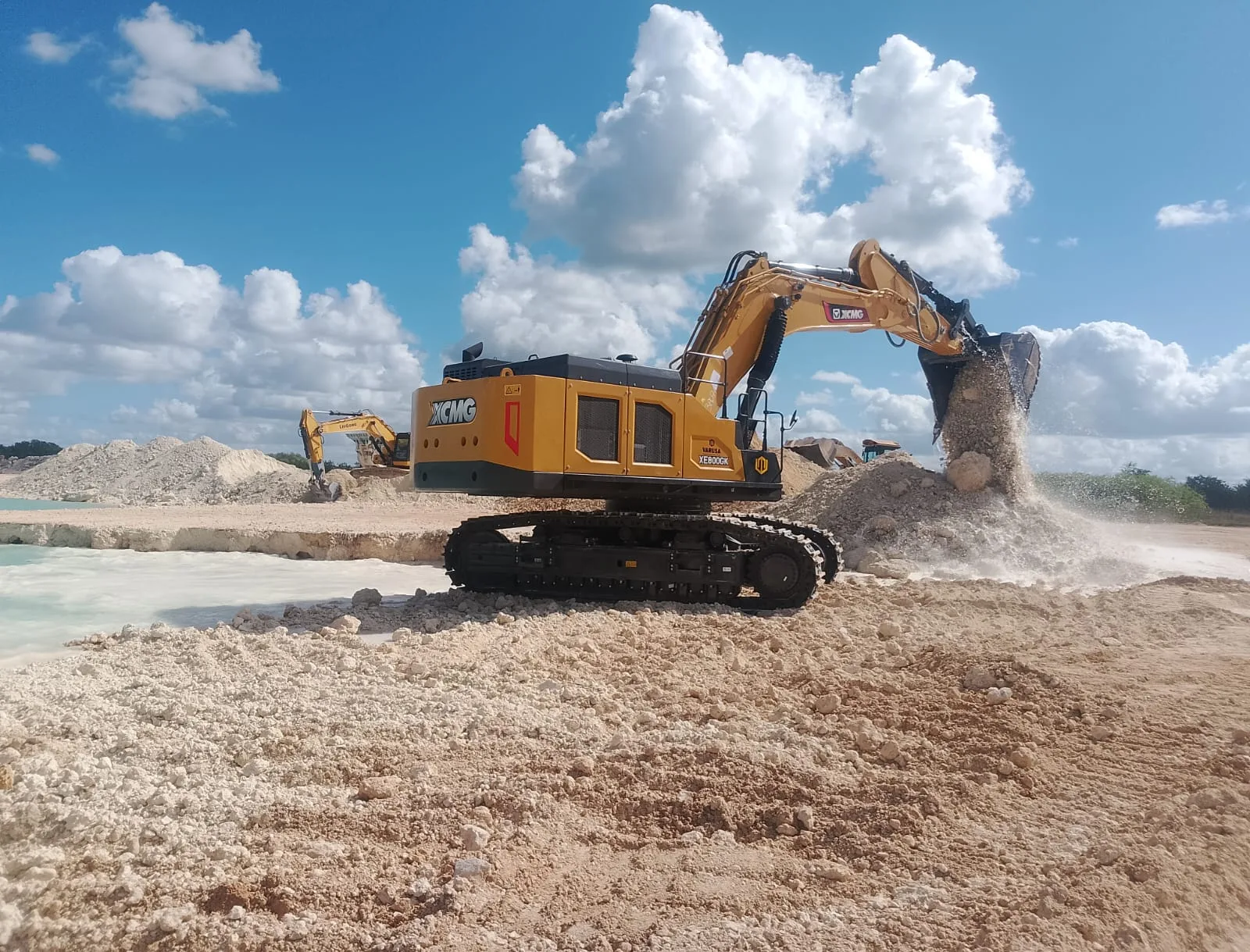 Camión bomba de concreto XS37 en operación