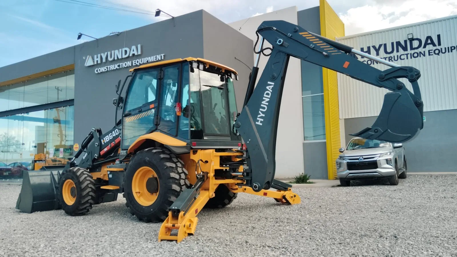 Retroexcavadora Hyundai HB640C en obra